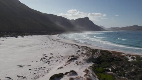 Océano-Y-Costa-Arenosa-En-Ciudad-Del-Cabo,-Sudáfrica---Disparo-De-Drones