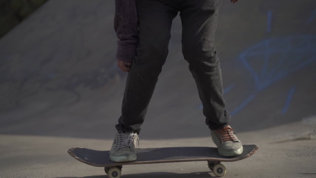 남자 스케이터가 점프하고 50-50 50 그라인드 트릭을 만듭니다.