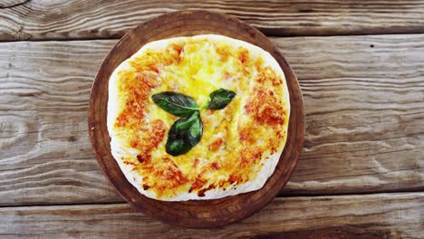 pizza horneada en una tabla de madera