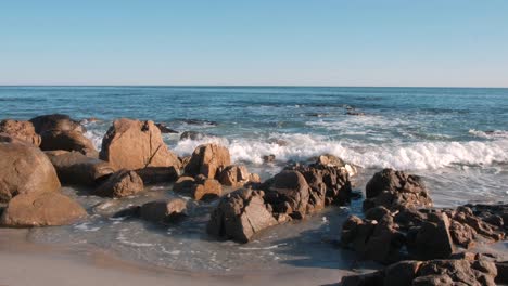 Zeitraffer-Von-Wellen,-Die-über-Felsen-Am-Strand-Brechen