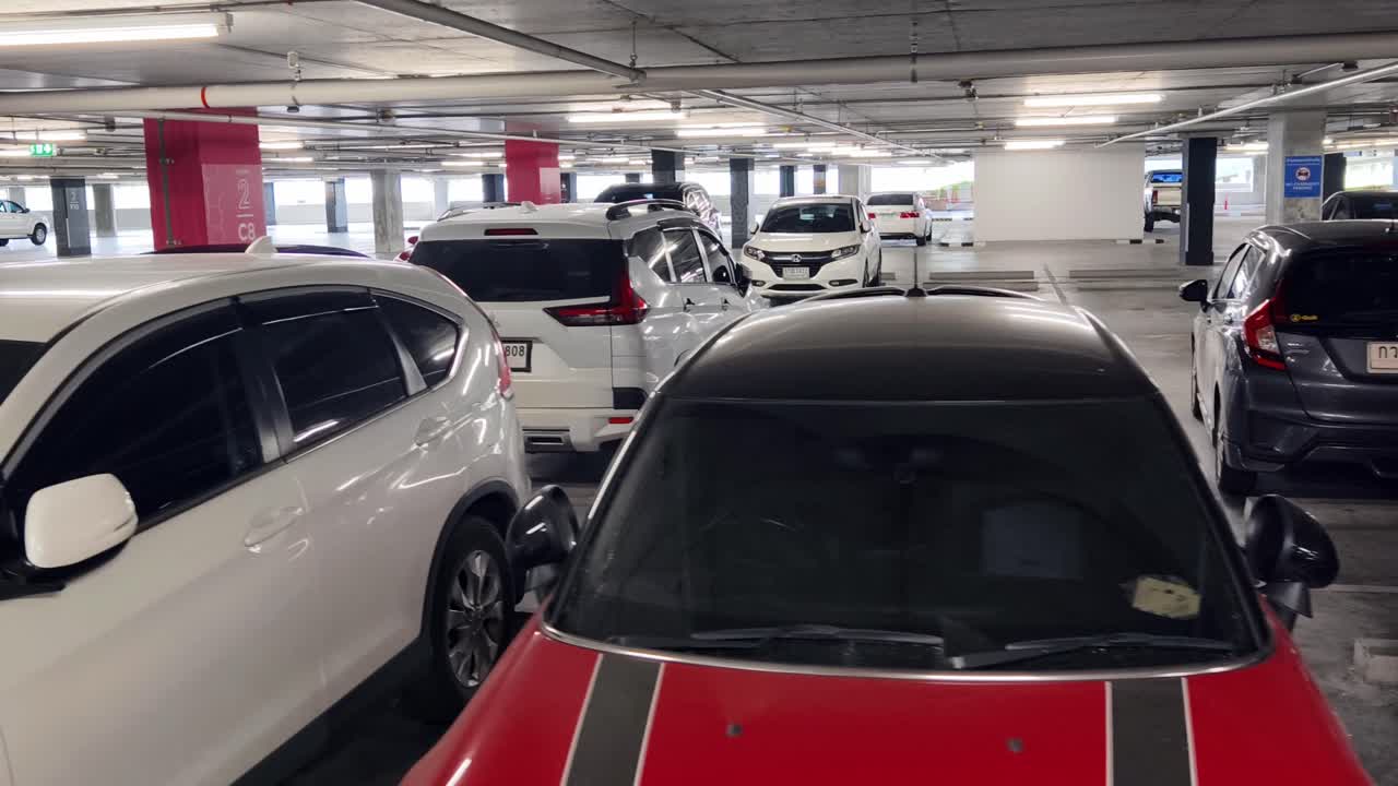 지하 차고 에 주차 된 자동차