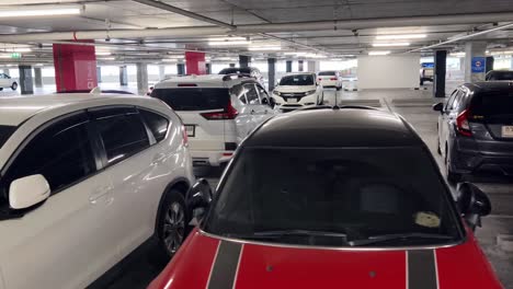 coches estacionados en un garaje subterráneo