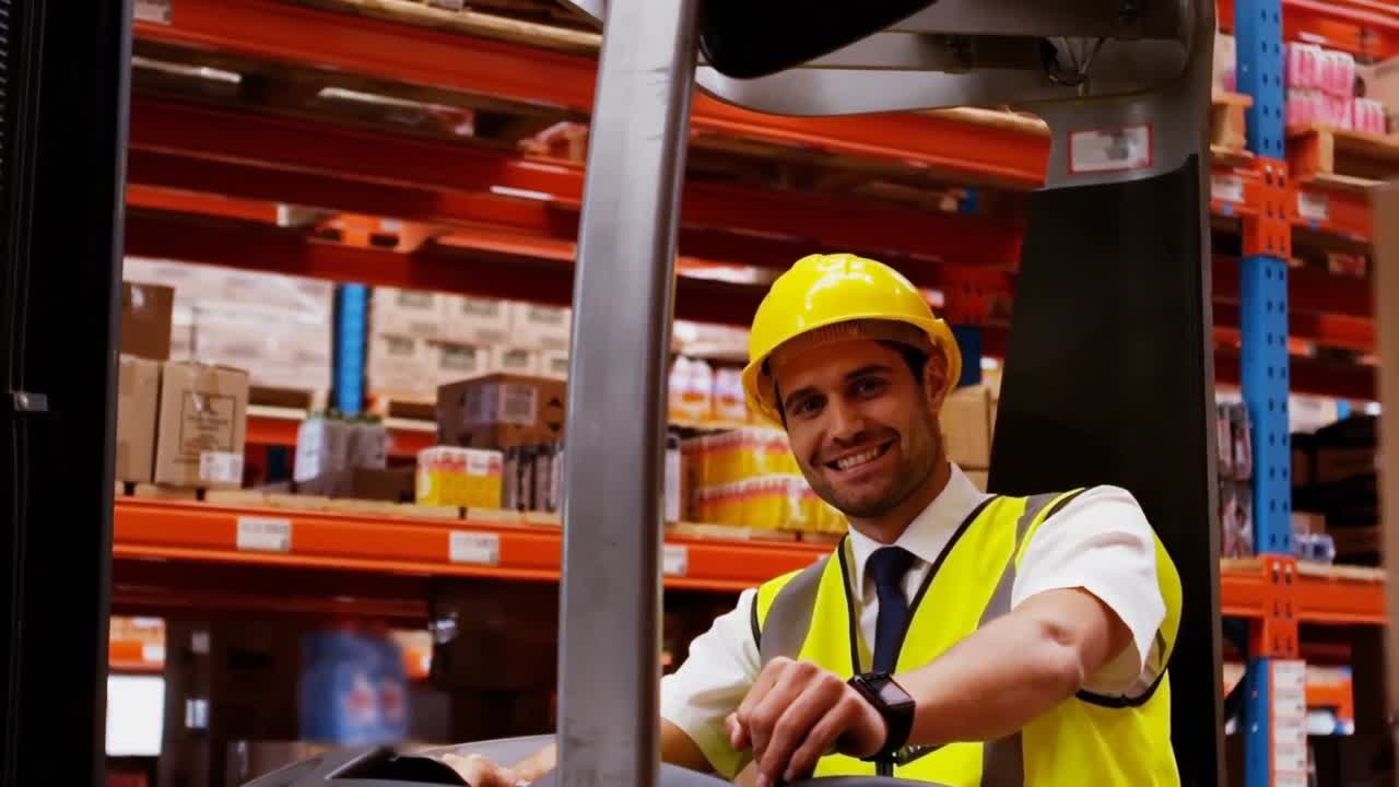 Ritratto di supervisore che utilizza un carrello elevatore