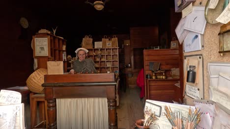 hombre en el entorno histórico de la oficina de correos