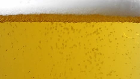 cerveza, burbujas y espuma formadas en tres capas muy bien