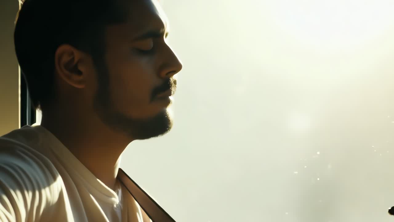 hombre tocando la guitarra junto a la ventana