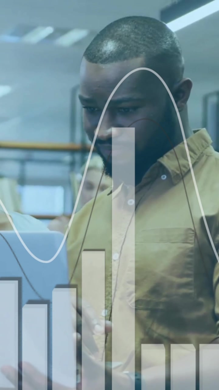 Animazione dell'elaborazione dei dati finanziari su diversi uomini d'affari in ufficio