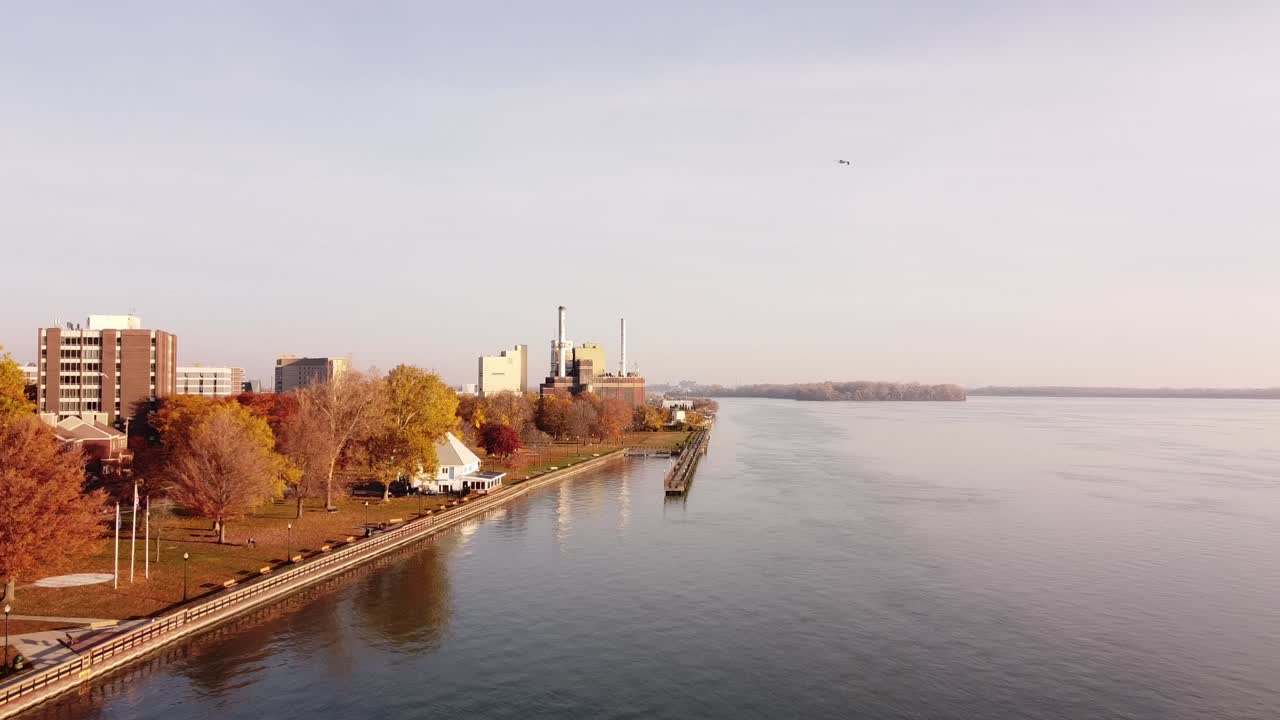 미국 디트로이트 강에 있는 와이언도트 미시간시의 폐쇄된 발전소를 향해 비행