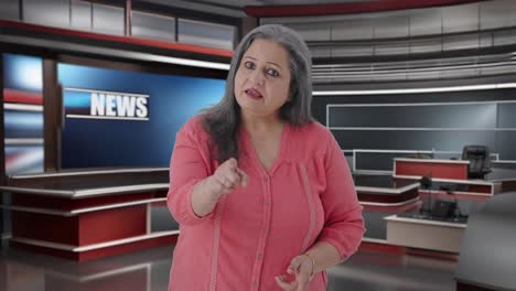 una periodista india anciana enojada leyendo noticias.