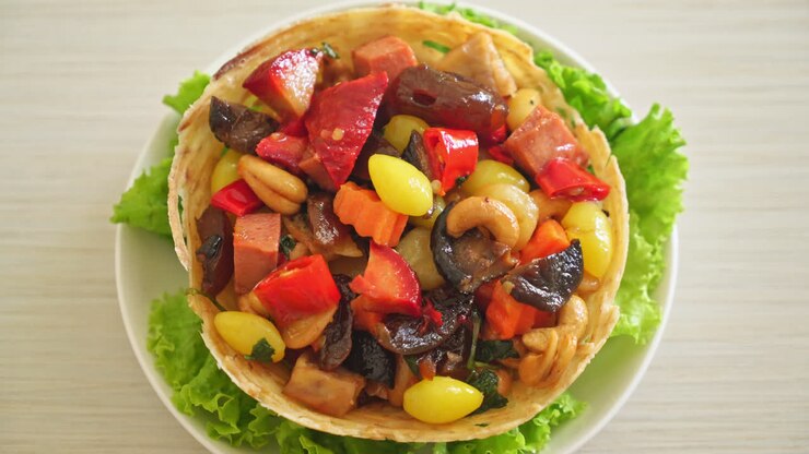 Frutta e noci cinesi miste saltate in padella