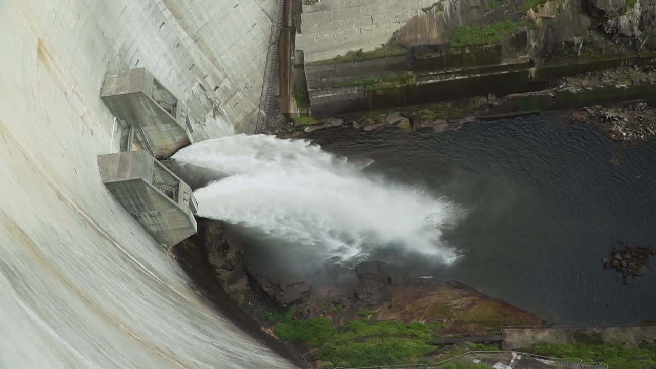 포르투갈 북쪽에 있는 댐의 수문을 통해 물이 쏟아진다