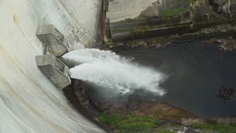 el agua se vierte a través de las compuertas de la represa en el norte de portugal