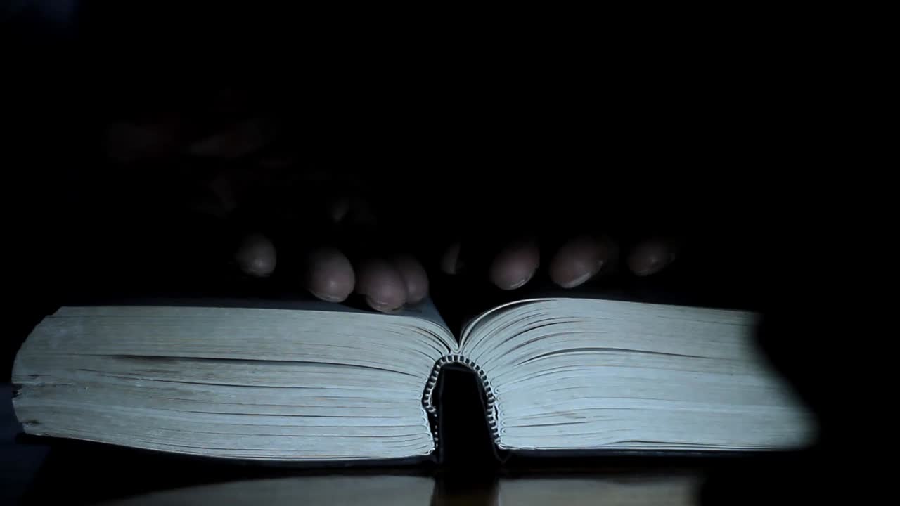 rezando a dios con la mano en la biblia con fondo blanco con gente metrajes