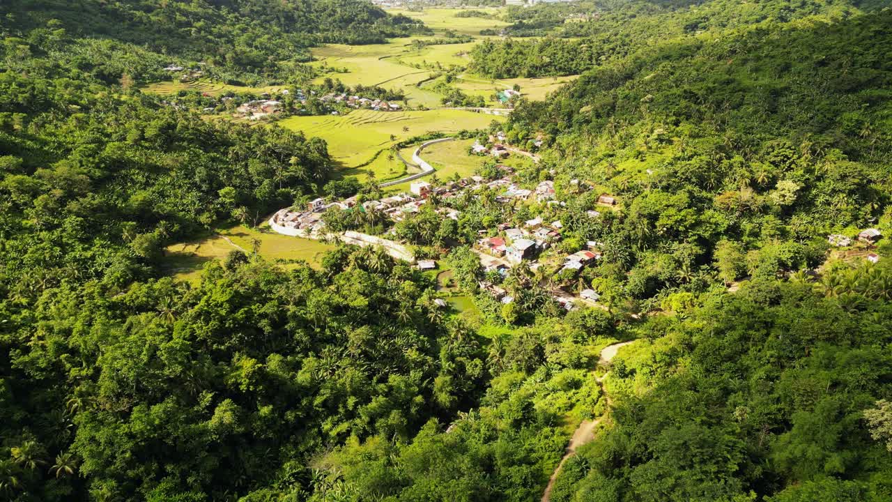 pueblo rural en medio de las montañas vegetadas en baras, provincia de catnaduanes, filipinas