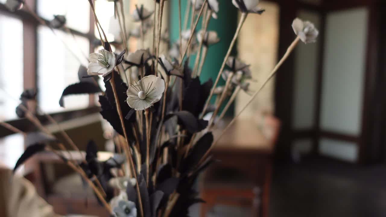 arreglo de flores artificiales en blanco y negro