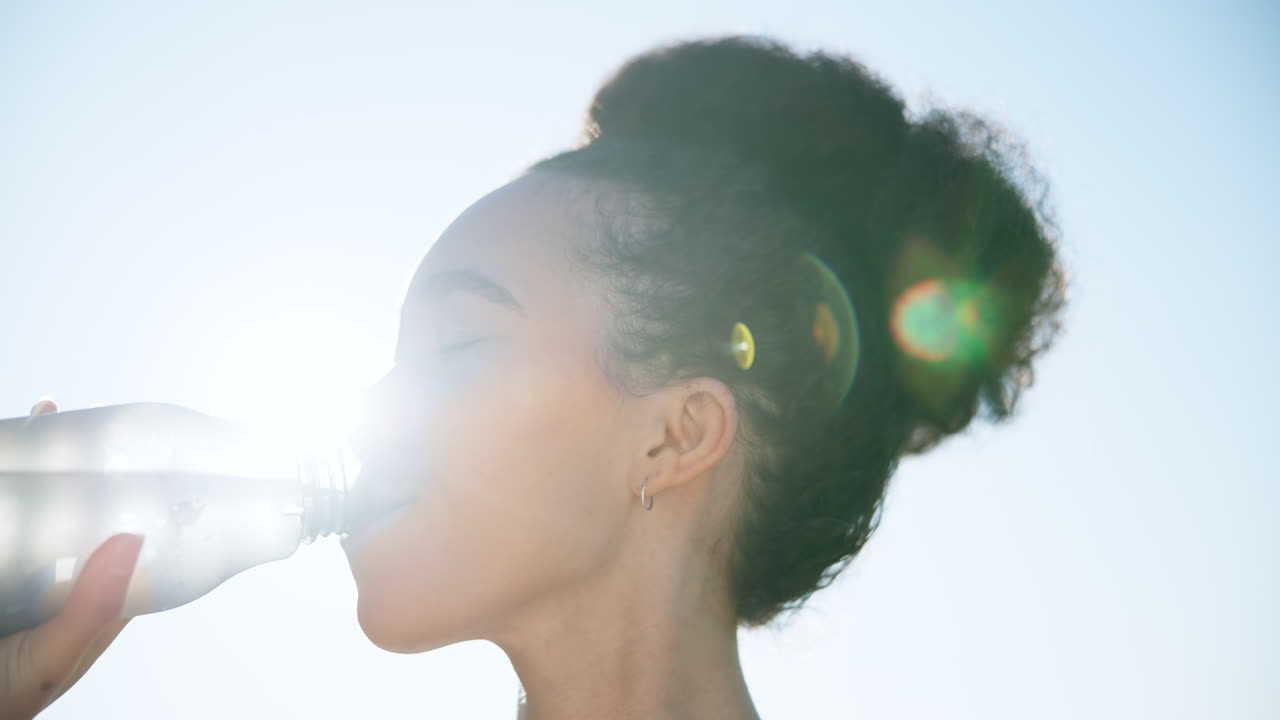 행복한 여성, 물을 마시고 자연에서 휴식을 취합니다.