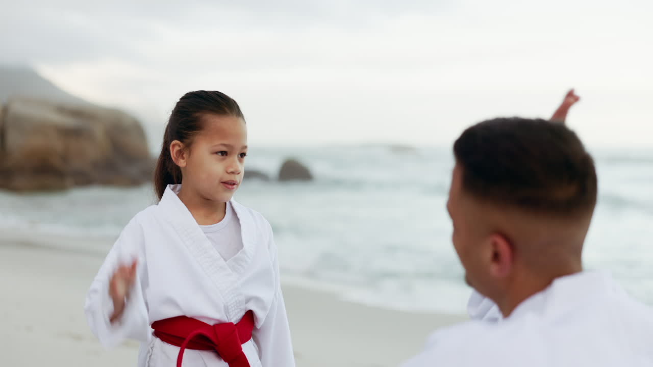 playa, maestro de karate o niño con un alto cinco