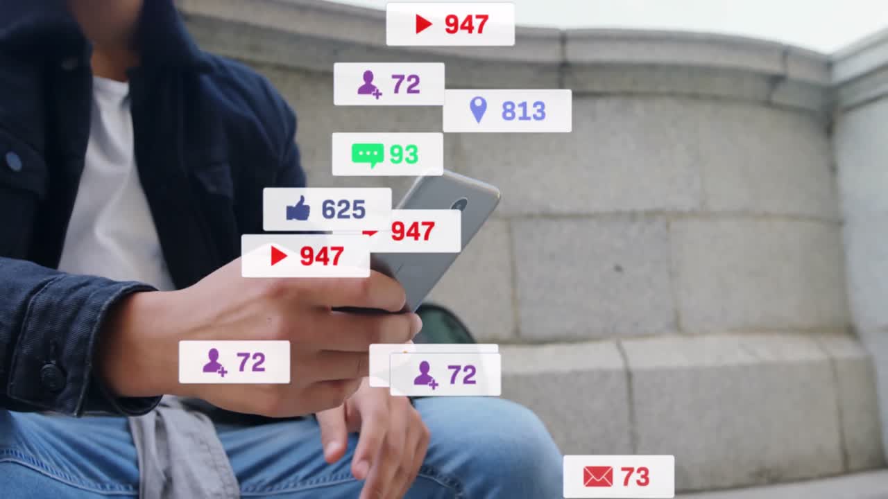 animación de iconos de los medios sobre un hombre biracial usando un teléfono inteligente