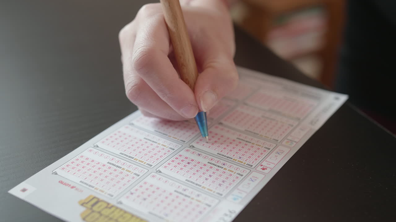 persona marca el billete de lotería