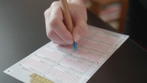 Persona-Marca-El-Billete-De-Lotería