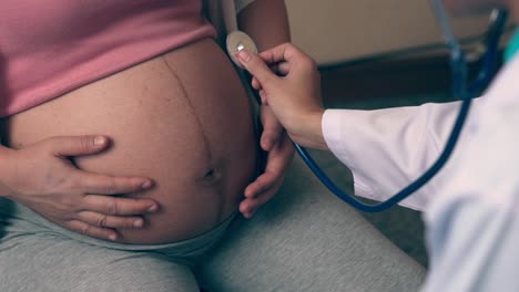 Mujer-Embarazada-Y-Médico-Ginecólogo-En-El-Hospital