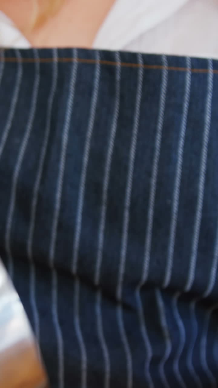 el enfoque de la camarera es preparar un café con leche.