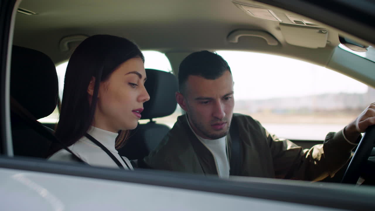 hombre aprendiendo a conducir