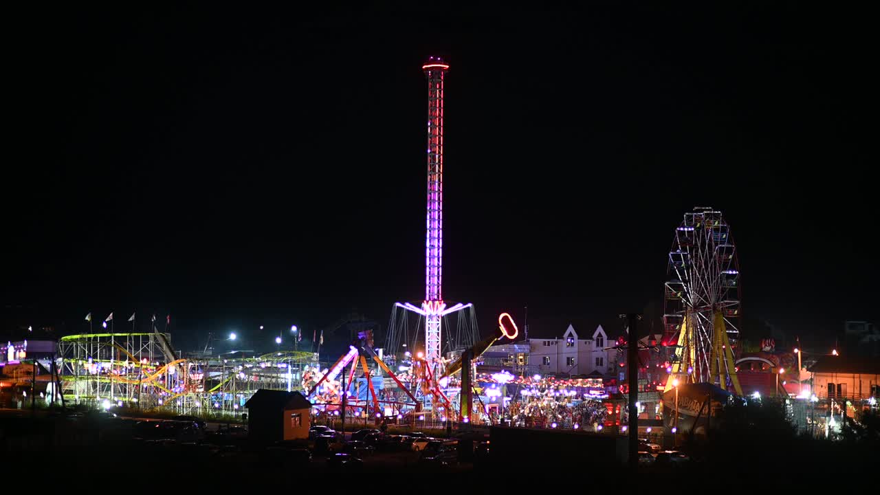 야간 놀이 공원의 풍경, 페리스  및 기타 형태의 엔터테인먼트