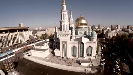tomada aérea de la mezquita de la catedral de moscú. nueva construcción de religión en rusia. la más grande de europa. imágenes aéreas únicas de quadcopter. mezquita de la catedral de moscú, rusia. la mezquita principal de moscú, nuevo punto de referencia.