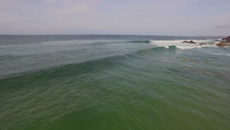 Surfistas-Que-Van-A-Un-Lugar-Secreto-Para-Surfear-En-El-Algarve,-Portugal