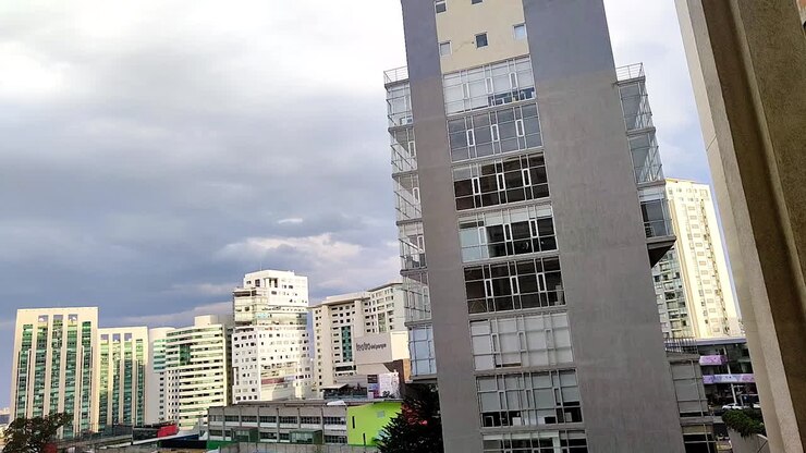 Timelapse durante tormenta en edificios residenciales en la Ciudad de México