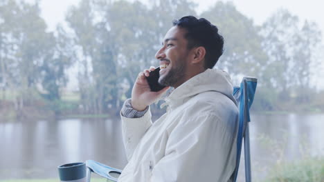 Hombre,-Camping-Y-Llamada-Telefónica-En-La-Naturaleza