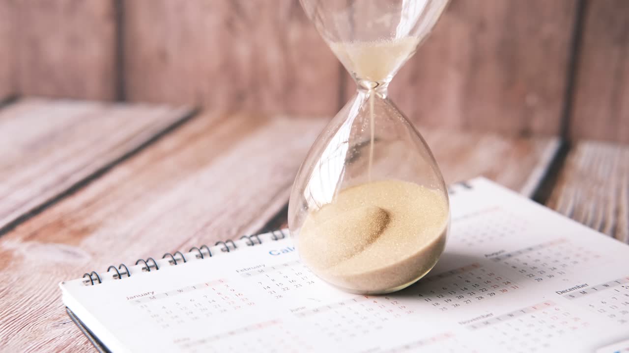 reloj de arena en un calendario