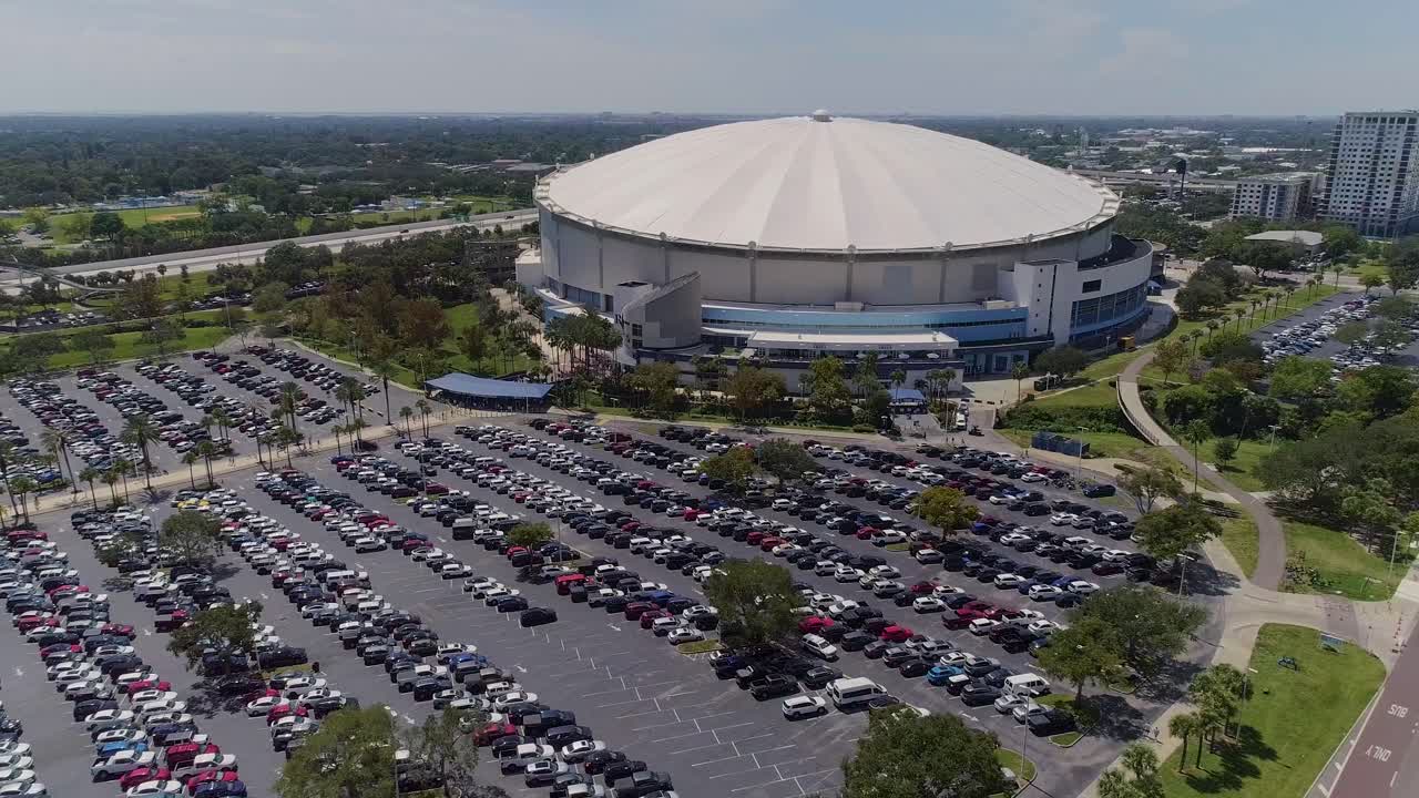 vídeo de drones aéreos 4k de tropicana field y estacionamiento completo en el centro de st.
