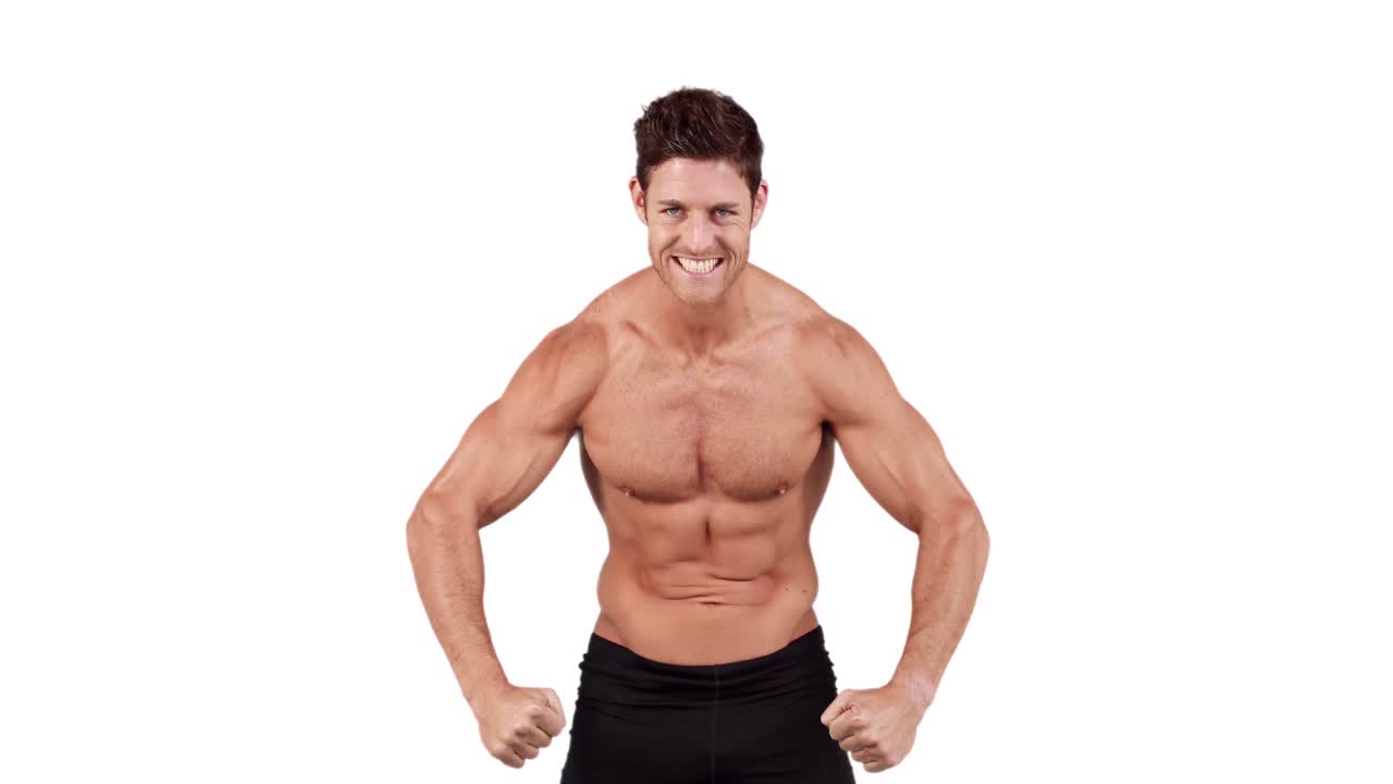 hombre musculoso flexionando sus músculos