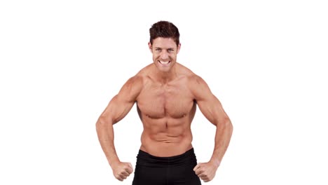 hombre musculoso flexionando sus músculos