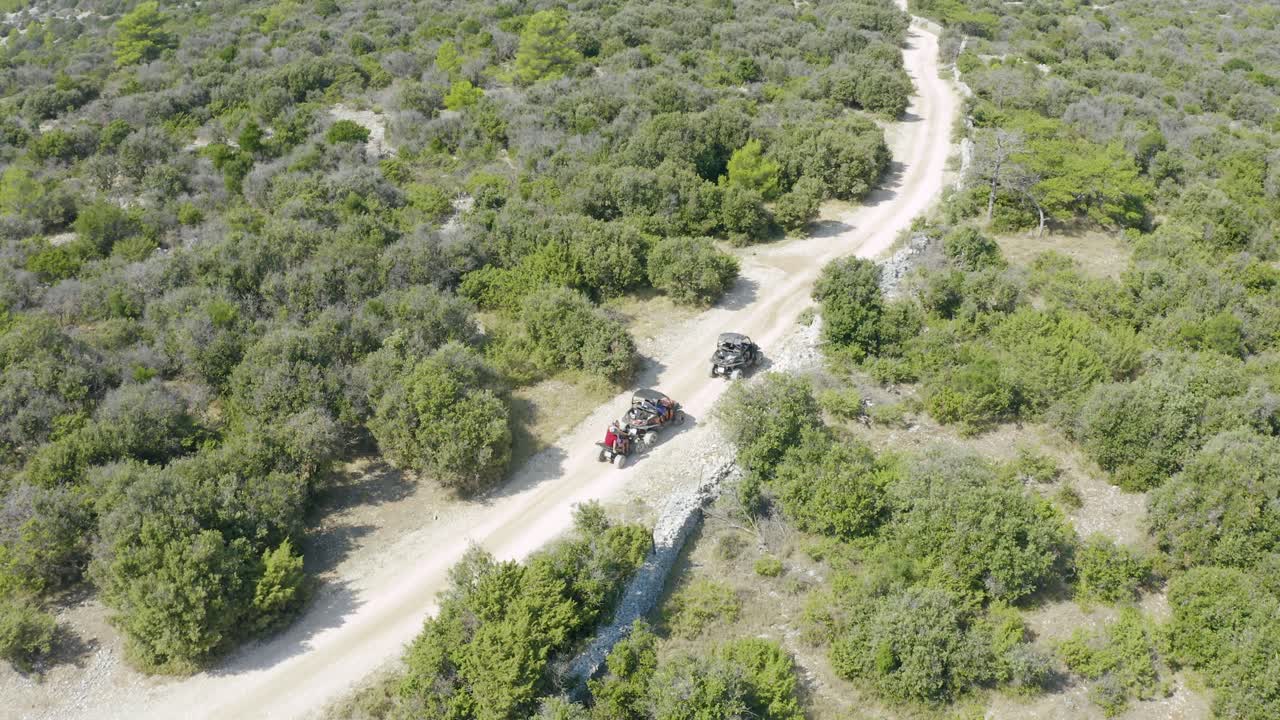 Piloti pronti a guidare il buggy su terreno accidentato e sterrato.