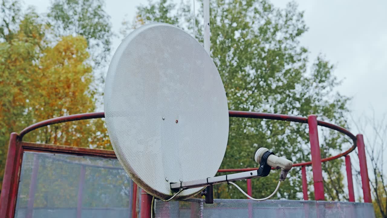 Hardware per comunicazioni satellitari esterne in un piovoso autunno che evoca isolamento