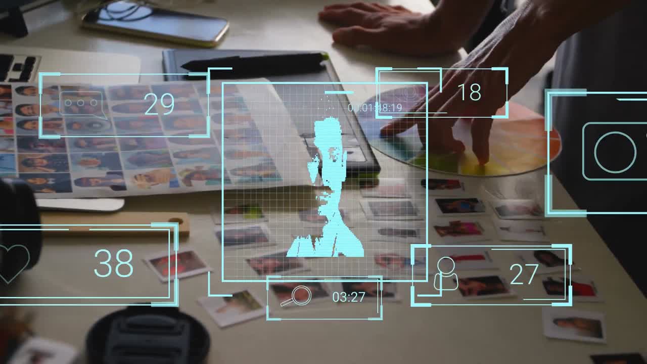 animación del escáner retrato digital y procesamiento de datos sobre el diseñador que trabaja en la oficina