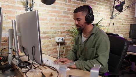 hombre trabajando en una computadora