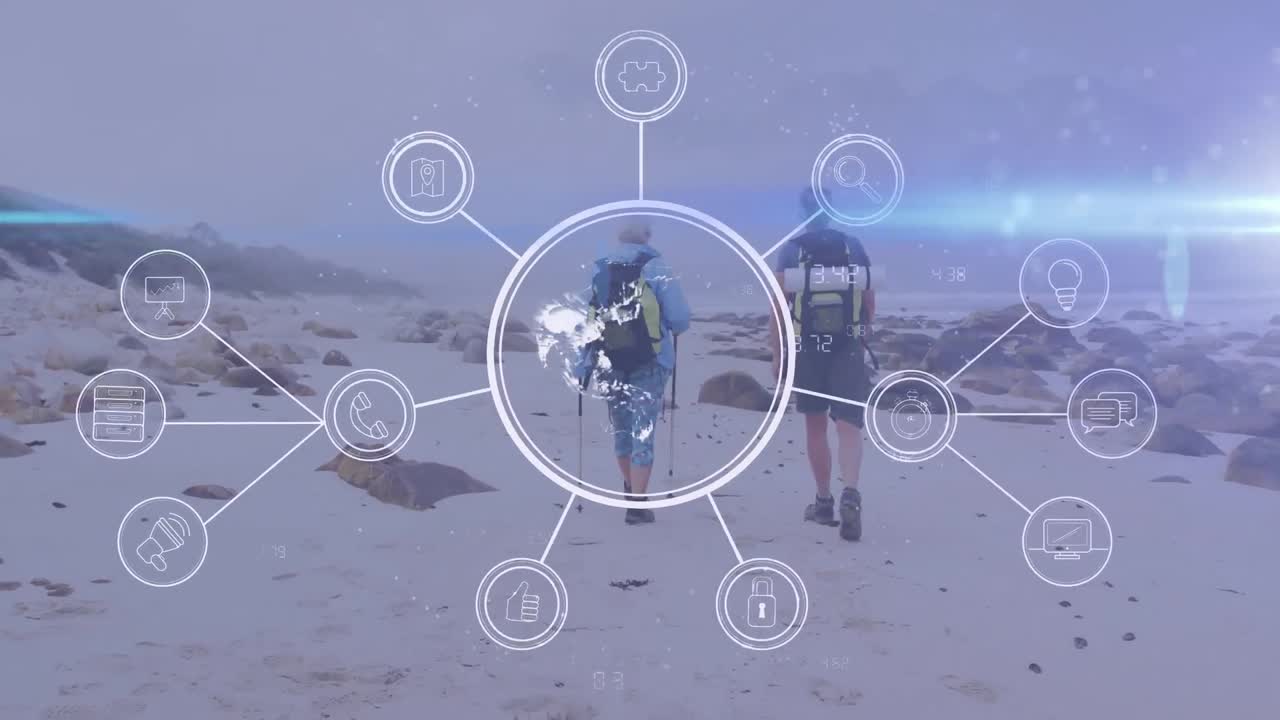 pareja de ancianos caucásicos caminando por el mar, sobre la red de iconos de los medios y el mundo