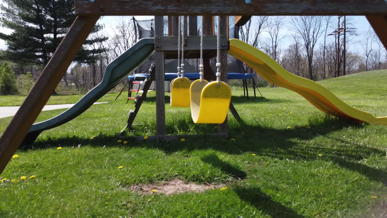 columpios para niños en hierba verde