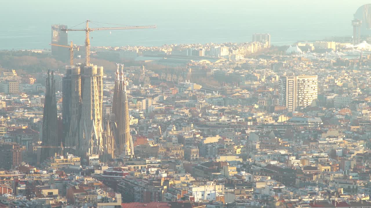 멀리서 사그라다 파밀리아의 가까운 정적, 골든 아워