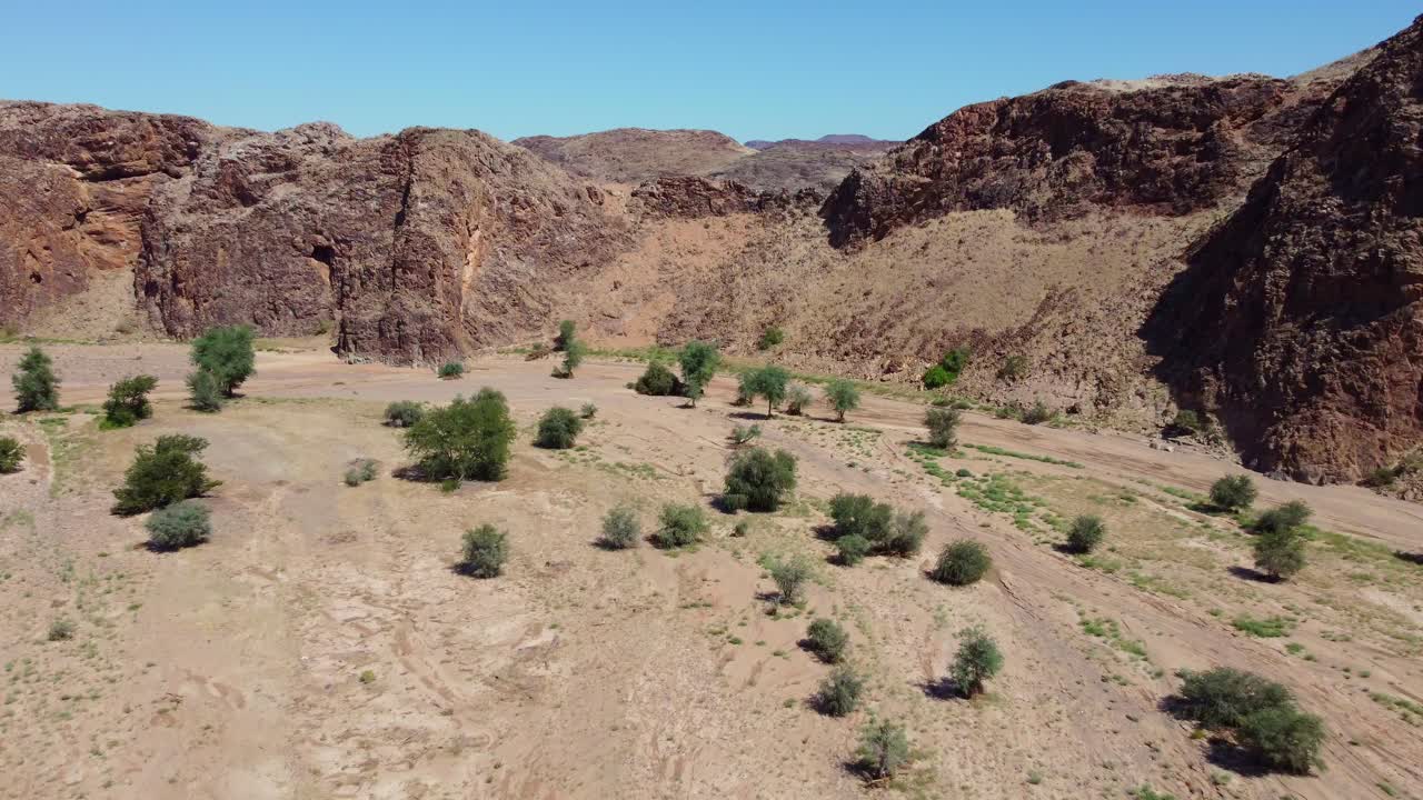 Paesaggio aereo suggestivo di un letto di fiume asciutto e di natura selvaggia montuosa, Namibia settentrionale-2