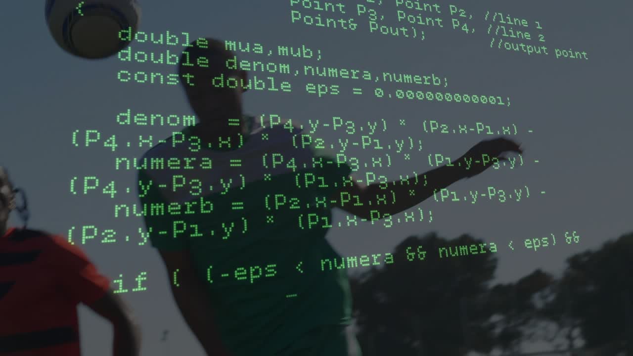 Un présentateur projetant du code C++, puis se déplaçant à l'extérieur sous une superposition guidant des joueurs de football en compétition.