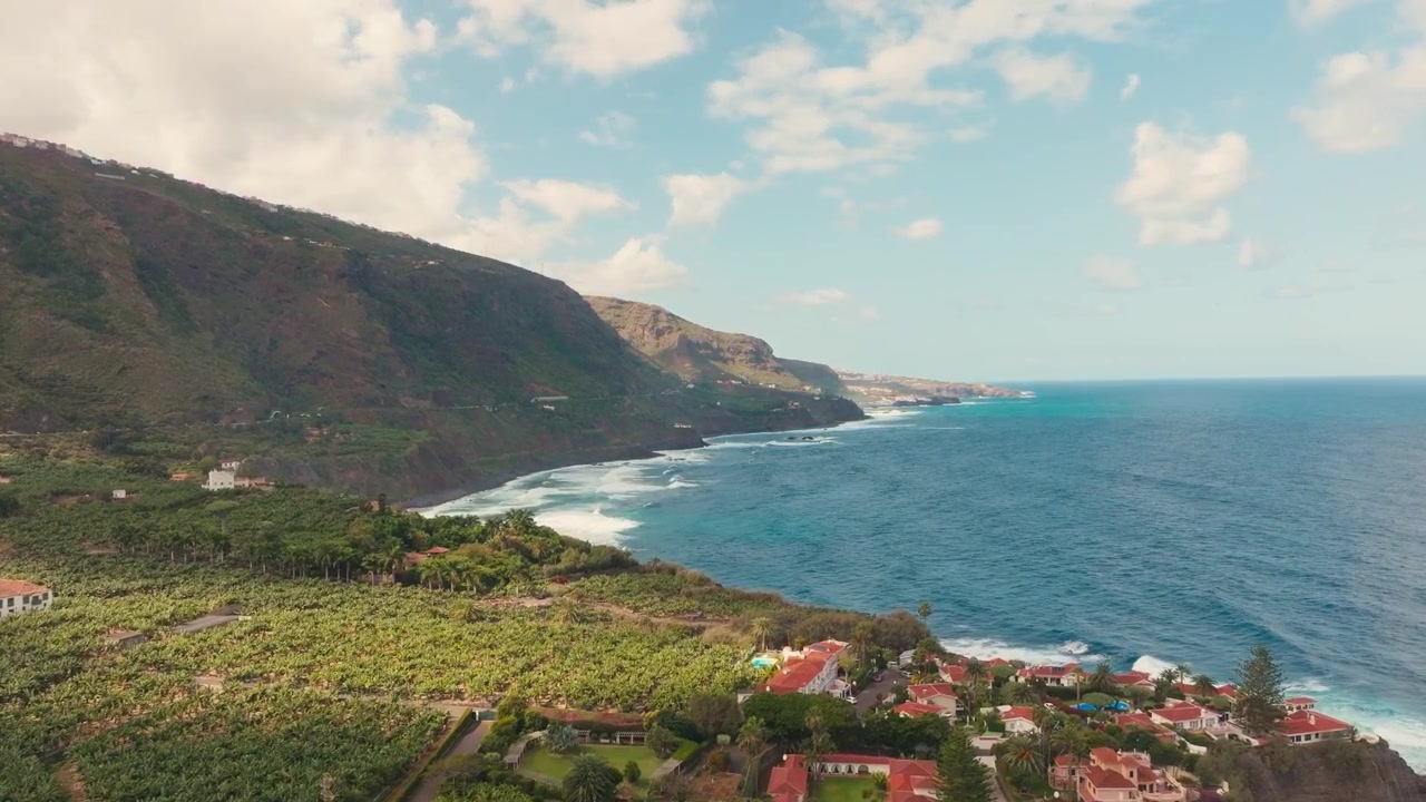 Vedute cinematografiche con drone delle acque cristalline di Tenerife, delle coste vulcaniche, delle spiagge dorate e delle vivaci atmosfere estive dell'isola, catturate dall'alto.