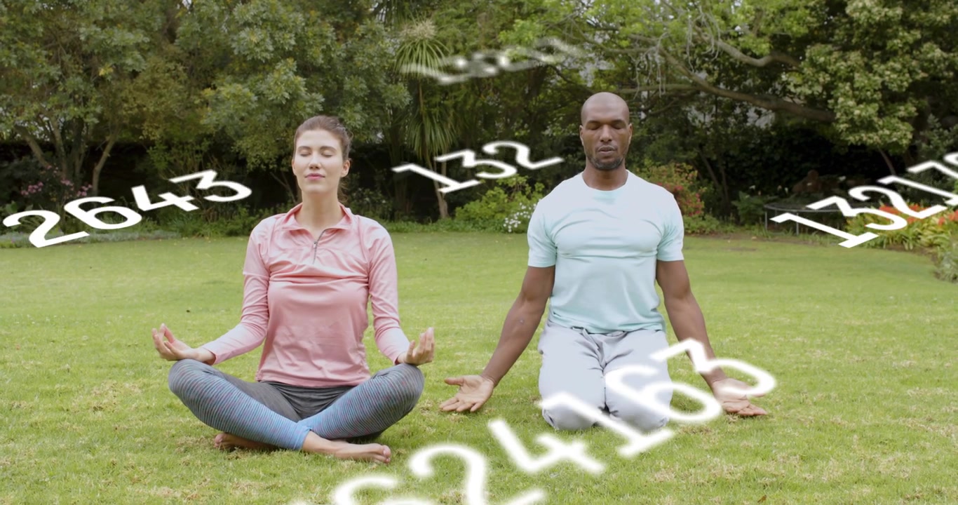 All'apertura, partner di yoga che passano da pose di preghiera a pose di meditazione con grafici di dati per il benessere.