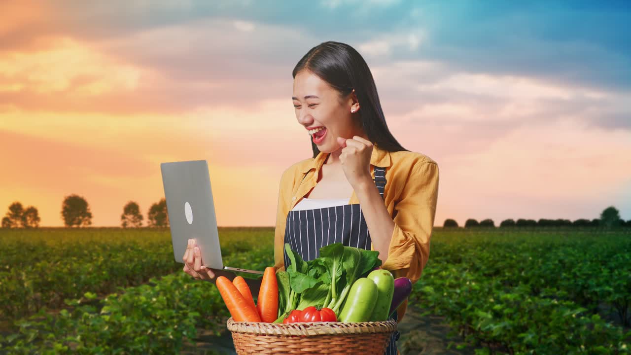 농산물을 판매하기 위해 노트북을 사용하는 행복한 농부