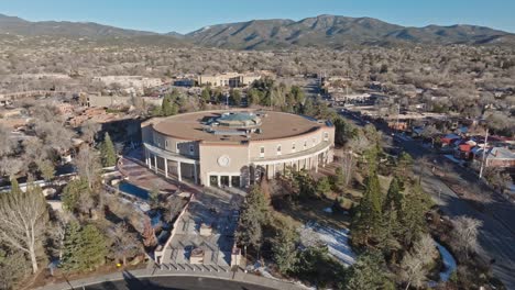 New-Mexico-State-Capitol-Building-In-Santa-Fe,-New-Mexico-Mit-Drohnenvideo,-Das-Von-Links-Nach-Rechts-Kreist