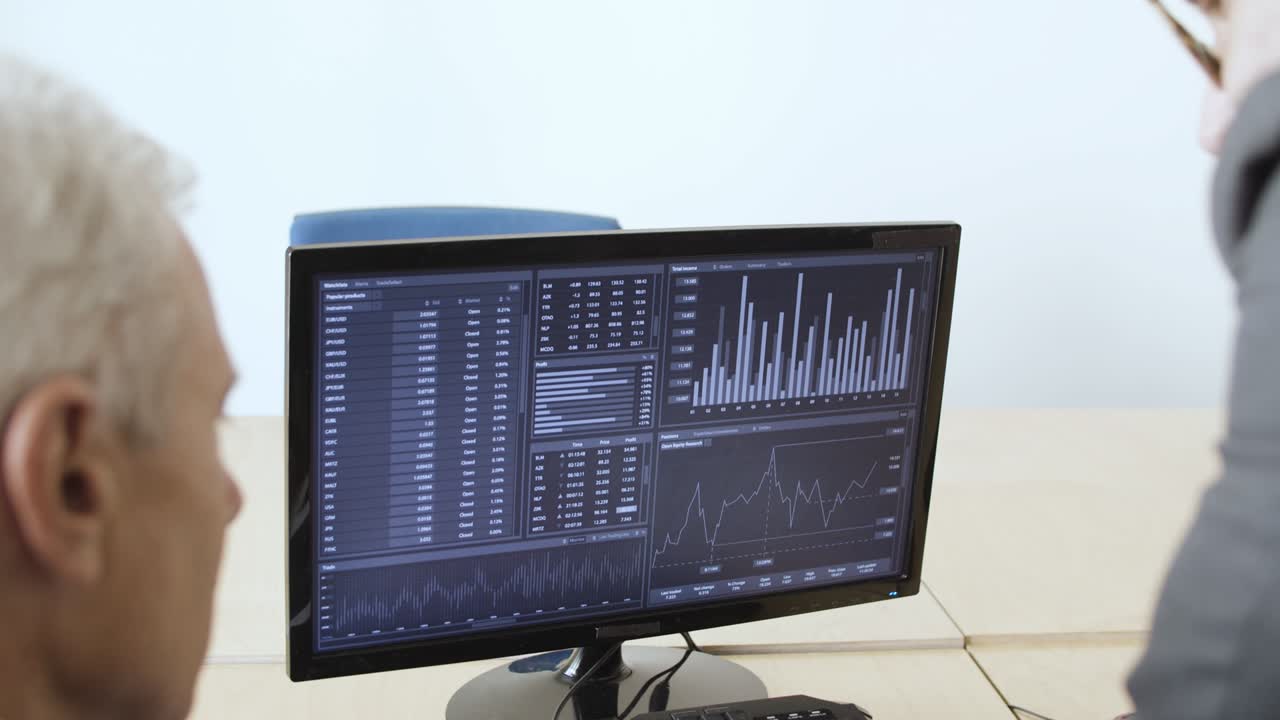 empresarios maduros discutiendo la dinámica del mercado de valores
